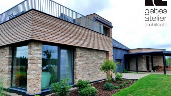 Das Haus von Gebas atelier überzeugt optisch durch seine elegante Architektur.