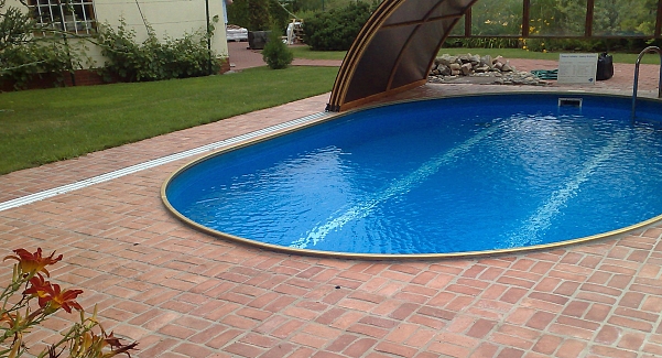 Pflaster am Swimmingpool