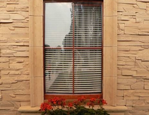 Die Fensterbank und Fensterumrahmung