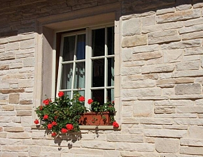 Die Fensterbank und Fensterumrahmung