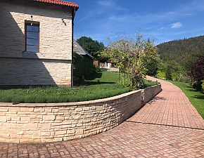 Gespaltener Sandstein
