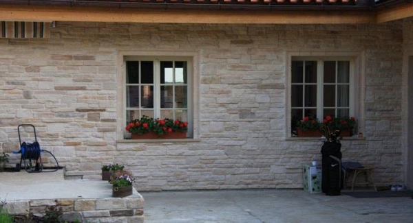 Die Fensterbank und Fensterumrahmung
